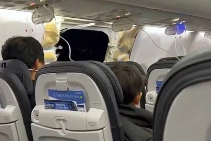 उडानका क्रममा विमानको झ्याल फुटेपछि बोइङका १७१ जहाज ग्राउन्डेड