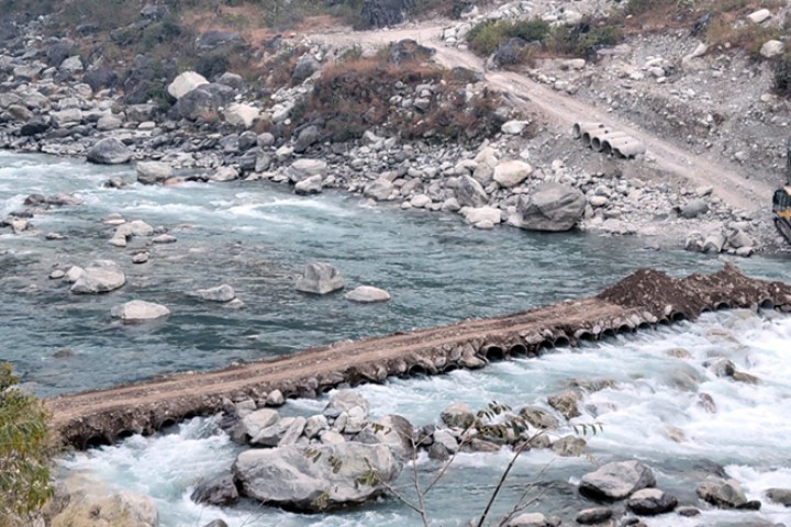 पुल नहुँदाको पीडा, ह्युमपाइपबाट खोला तर्दा एउटा गाडीले १५ हजार तिर्नुपर्ने बाध्यता
