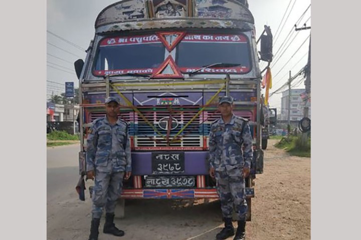 विलबिजक शङ्कास्पद देखिएपछि ७० लाखको लत्ताकपडा सहित ट्रक नियन्त्रणमा
