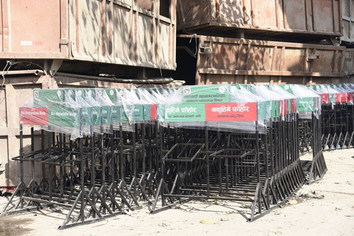 सार्वजनिक स्थलमा १९५० फोहोर वर्गीकरण बिन सेट राख्दै काठमाडौं महानगर