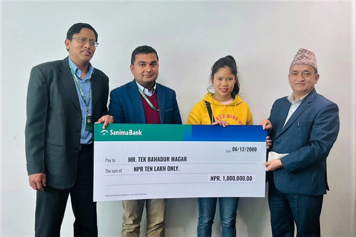 सानिमा बैंकद्धारा दुर्घटनमा परेकालाई १० लाख बीमा रकम हस्तान्तरण