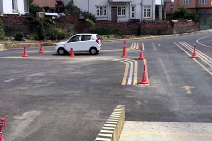 भन्सार छलेर ल्याएका गाडी भक्तपुरका ड्राइभिङ सेन्टरमा प्रयोग, ३ जना पक्राउ