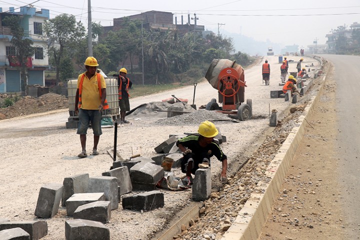 मुग्लिन-पोखरा सडकको पश्चिम खण्डको फेरि थपियो म्याद, अझै ६५% काम बाँकी
