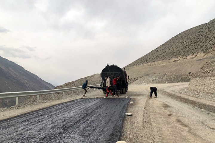 जोमसोम-कागबेनी सडक ११ मिटर फराकिलो बनाएर कालोपत्र गरिँदै