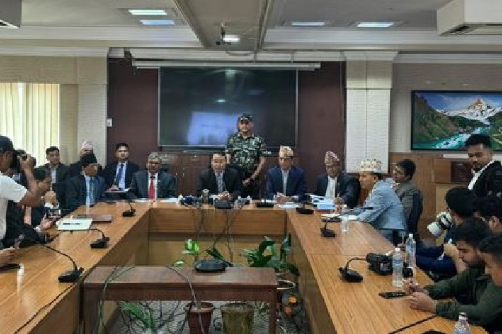 ‘अर्थ सचिव मेट्रेसमा सुत्नुभयो, राजश्व सचिव ४ बजे जानुभयो’