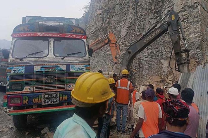 नारायणगढ-मुग्लिन सडकमा पहिरोले एक्सकाभेटर पुर्यो, चालकको मृत्यु