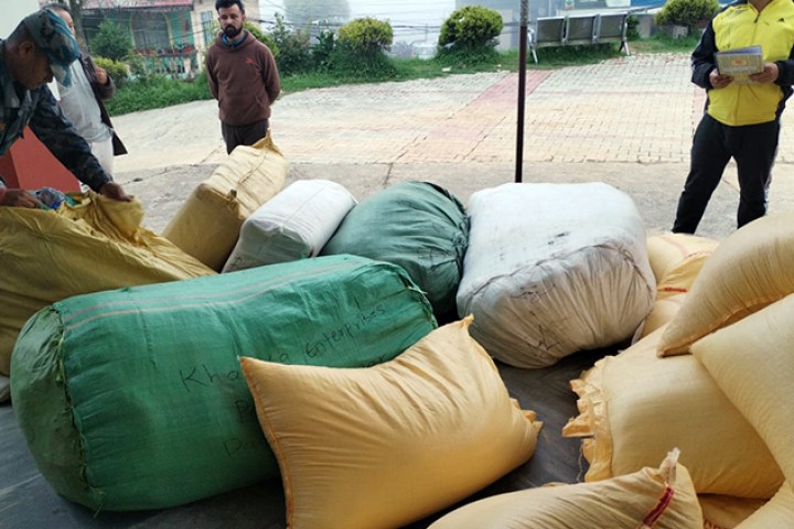 प्रहरी देखेपछि 'पिकअप भ्यान' नै छाडेर चालक भागे, लाखौंको अवैध सामान बरामद