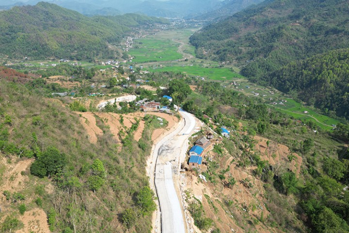 दमौली-जामुने सडकको वैकल्पिक सडक कालोपत्र गरिँदै