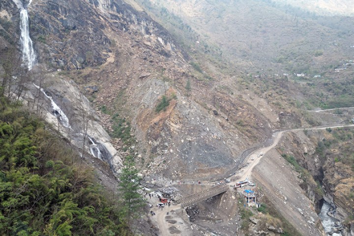 बेनी-जोमसोम-कोरला सडक संचालनमा पहिरोको चुनौती, १४ स्थानमा ठूला पहिरो