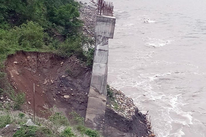 सुनकोशी पुलमा चरम लापारबाही, ७ वर्षमा बनाएको पिल्लर पुल नबन्दै बाङ्गियो