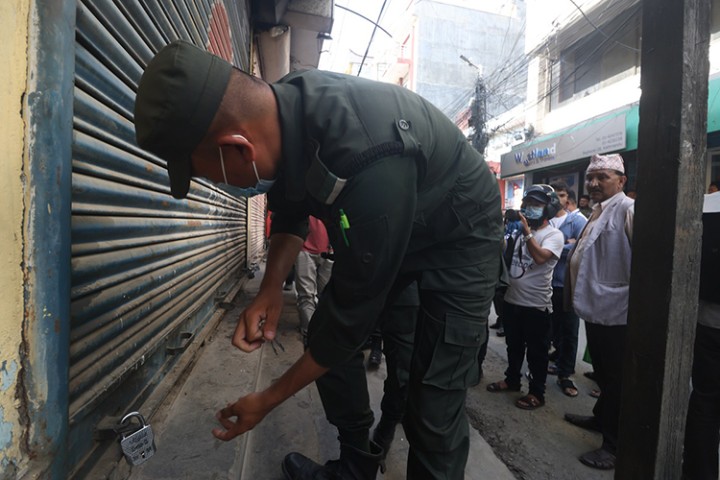 काठमाडौं महानगरले विद्यालयले भाडामा दिएका ६१ सटरमा ताला लगायो