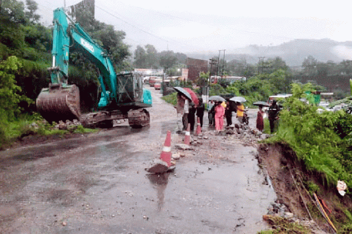 पोखरामा सडक भासियो, सवारी आवागमनमा समस्या