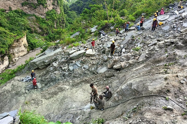 बेनी-जोमसोम सडकमा पहिरो रोक्न 'रक एंकरिङ' सुरू