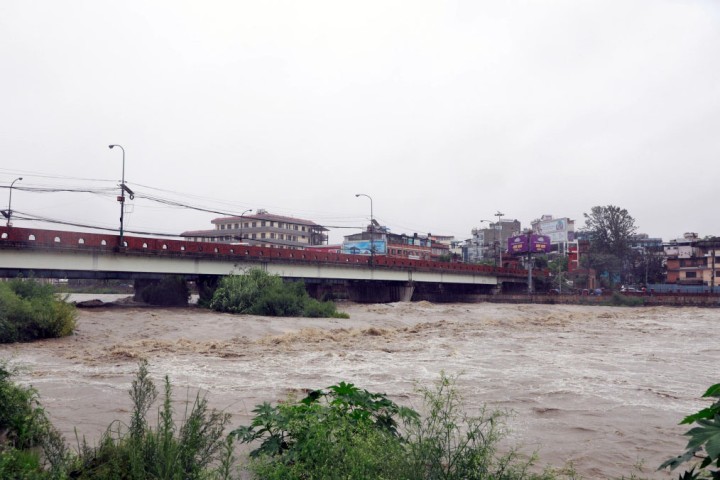 सानेपा र बल्खु पुल मुनि सधैं पानीको आहाल, वैकल्पिक बाटो प्रयोग गर्न आग्रह