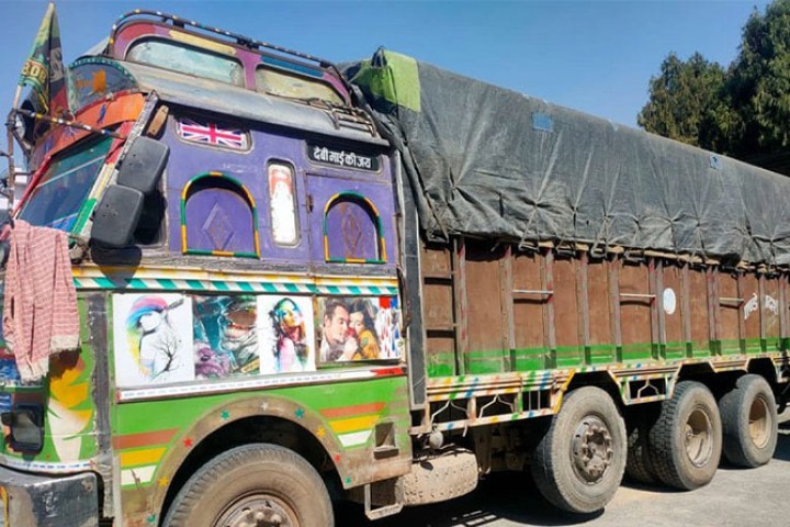 बिलबिजक नभएको मोटरपार्टस् सहित दुई ट्रक नियन्त्रणमा