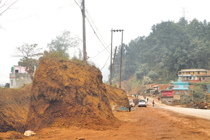 पृथ्वी राजमार्गमा बिजुलीका पोल हटाउने कामले गति लिँदै