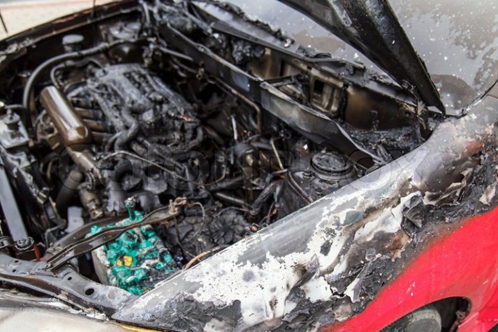 बौद्धमा गुडिरहेको बसको इन्जिन पड्कियो, एक जना घाइते