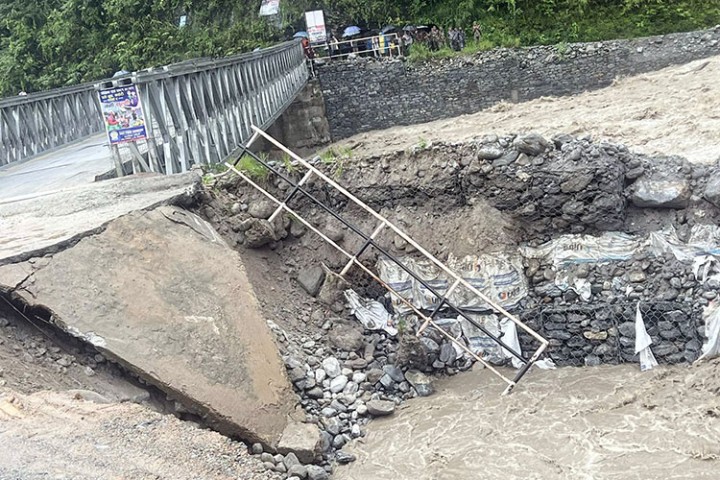 मेलम्चीको बाढीले बेलीब्रिज बगाउने खतरा