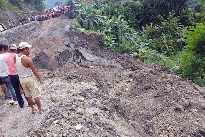 सिद्धार्थ राजमार्ग झण्डै ५० मिटर भासियो, सवारीसाधन बीचमै रोकिए