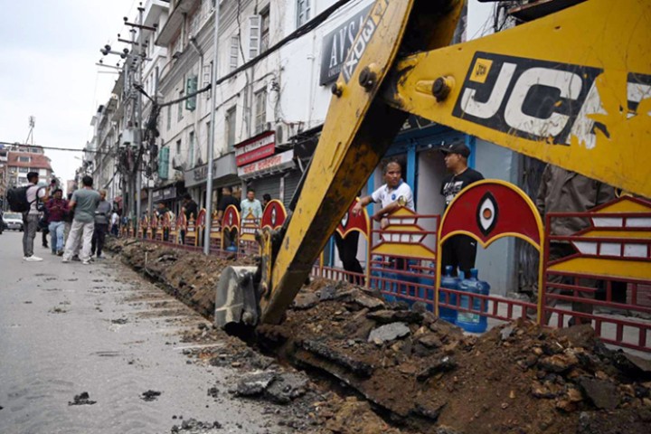 फुटपाथ विस्तारको विरोधमा उत्रिए न्यूरोडका स्थानीय