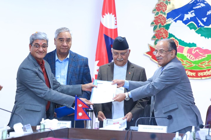 संक्रमणकालीन न्याय सम्बन्धी प्रतिवेदन शीर्ष नेतालाई हस्तान्तरण