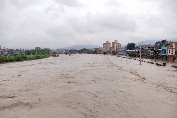 वर्षाले उपत्यकाको करिडोर सडक प्रभावित
