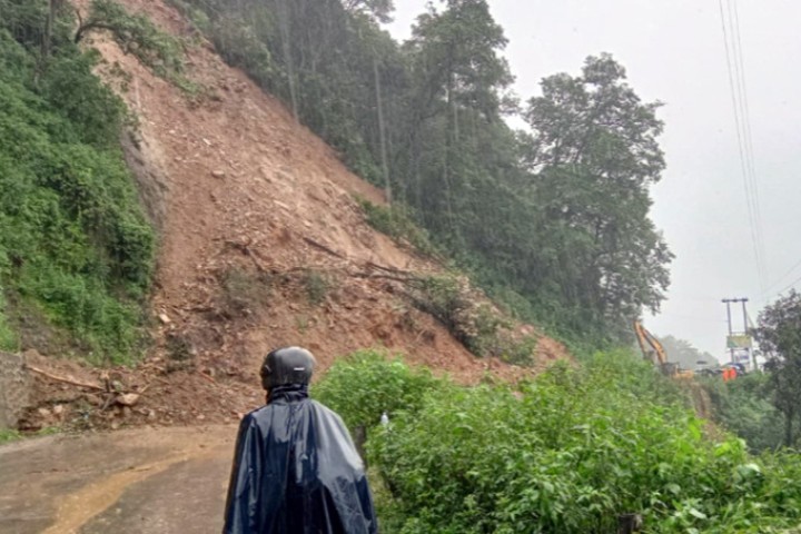 दिनभर ठप्प नागढुंगा-नौबिसे सडक एकतफी खुल्यो