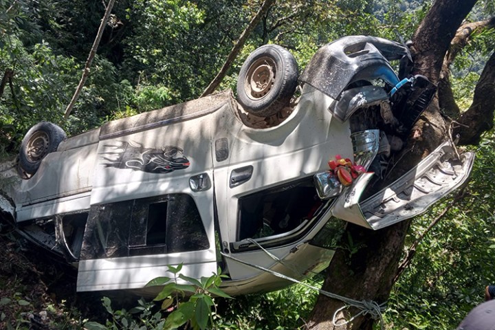 टोखा-छहरे सडकमा माइक्रोबस ५० मिटर तल खस्यो