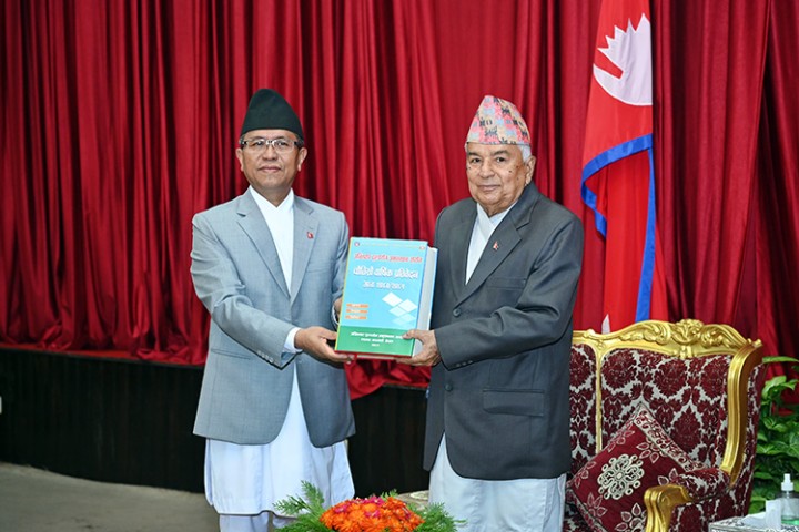 अख्तियार अनुसन्धान आयोगको वार्षिक प्रतिवेदन राष्ट्रपति समक्ष पेश