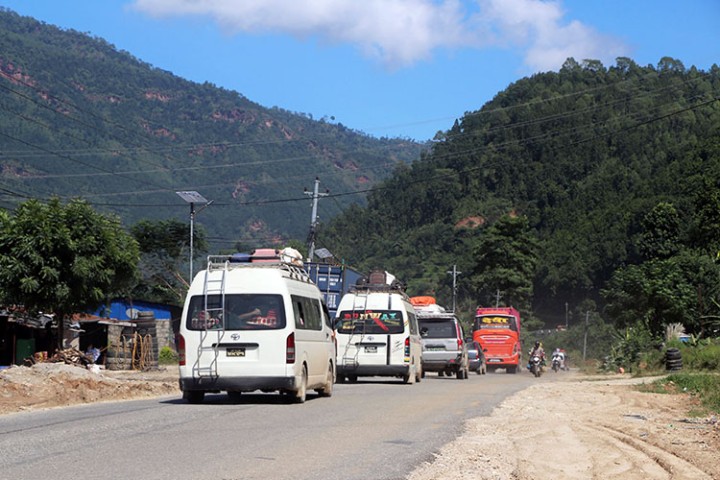 बाढीपहिरोले ठप्प भएका सडक क्रमशः संचालनमा आउन थाले, यी सडक भने अझै बन्द