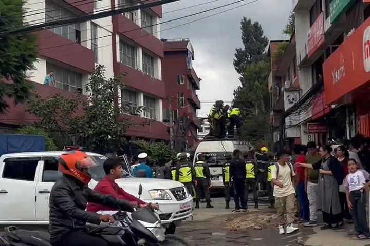 जावलाखेलमा गुडिरहेको गाडी माथि ढल्यो पोल