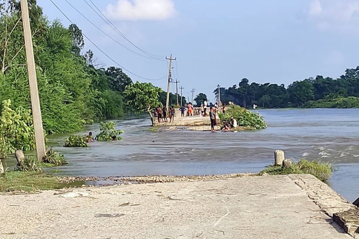 राजविराज-कुनौली सडकको पुल भासिदा भारतबाट सामान ल्याउन समस्या