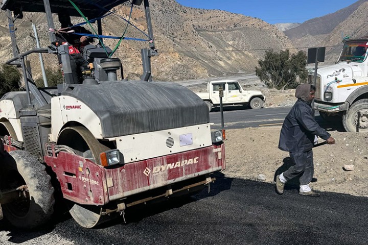 मुस्ताङको चक्रपथ कालोपत्र सुरू