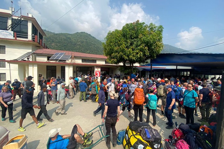 लुक्लाको मौसम खराब हुँदा मन्थलीका होटल भरिभराउ, कोठा पाउनै मुस्किल