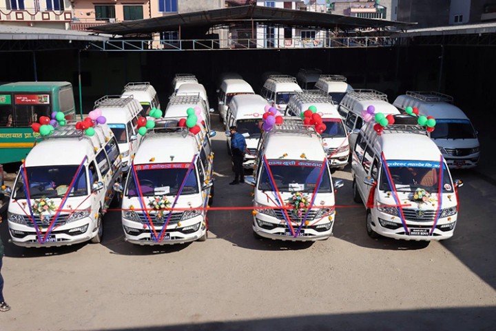 काठमाडौंको उत्तरी क्षेत्रमा एकैपटक २० विद्युतीय माइक्रोबस सञ्चालनमा आए