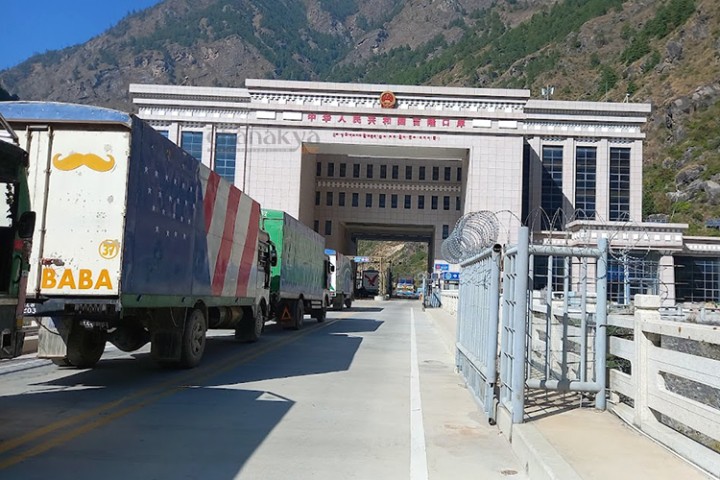 रसुवागढी नाकामा ढुवानी कन्टेनरको चाप बढ्दो, २०० कन्टेनर भन्सारमा