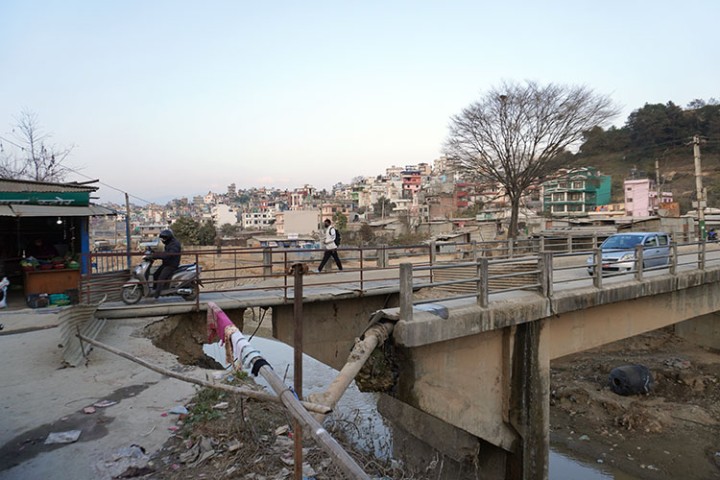 ४ महिनामा पनि मर्मत भएन नख्खुडोल पुल, जोखिमपूर्ण यात्रा गर्न बाध्य