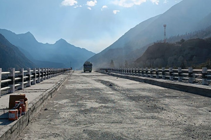 मनाङमा सडक पूर्वाधर निर्माणले तीव्रता पाउँदै, धमाधम पक्की पुल बन्दै