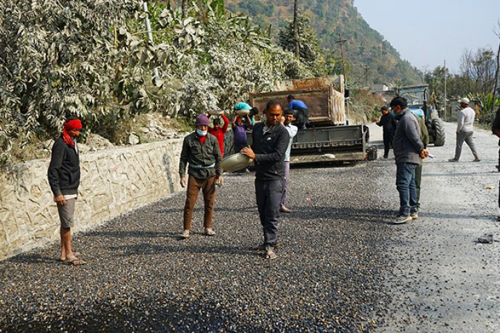 बेनी-दरवाङ सडक कालोपत्र सुरू