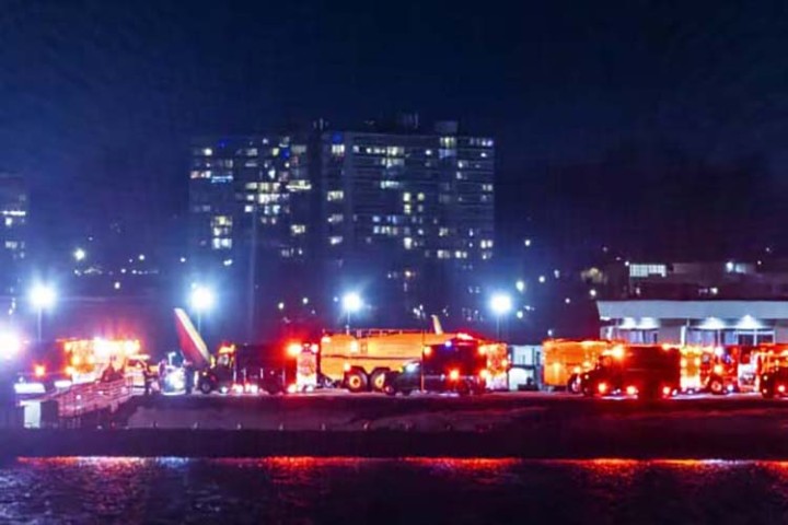 वाशिङ्टन डीसीमा ६४ जना सवार विमान र हेलिकप्टर आकाशमा ठोकिए