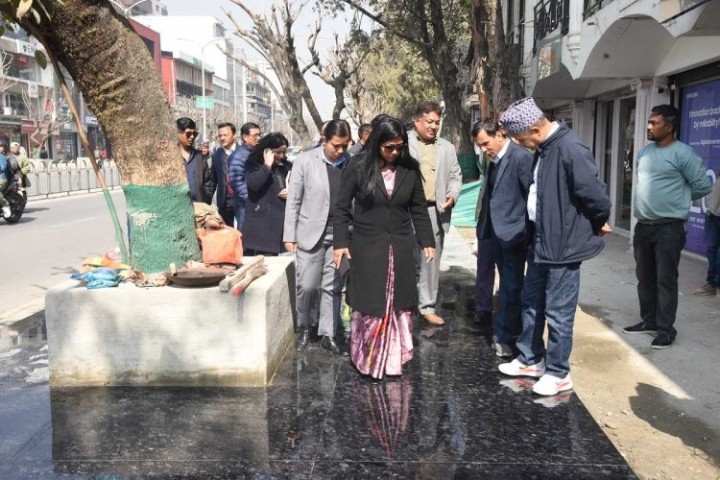 दरबारमार्गको फूटपाथमा ग्रेनाइट राख्न सुरू
