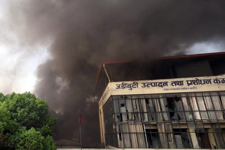 अराजक राजावादीले जडीबुटी उत्पादन तथा प्रशोधन कम्पनी लगाए आगो