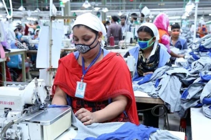 लकडाउनकै बीच बंगलादेशमा गार्मेन्ट कारखानामा खुले, हजारौं कामदार काममा फर्किए