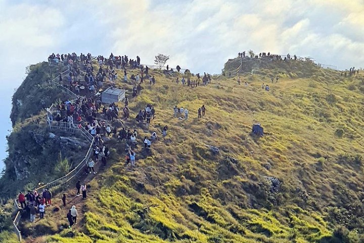 सूर्योदय र कुहिरो हेर्न मानुङकोटमा पर्यटकको भीड