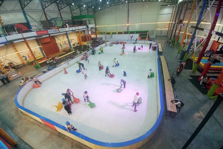नेपालमा पहिलो पटक ‘आइस स्केटिङ’ खेल सुरू, ४० मिनेट खेलेको ८०० रुपैयाँ